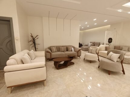 انترية مودرن
٢ كنبة كبيرة و٢ فوتية عظمة على عظمة 🤍